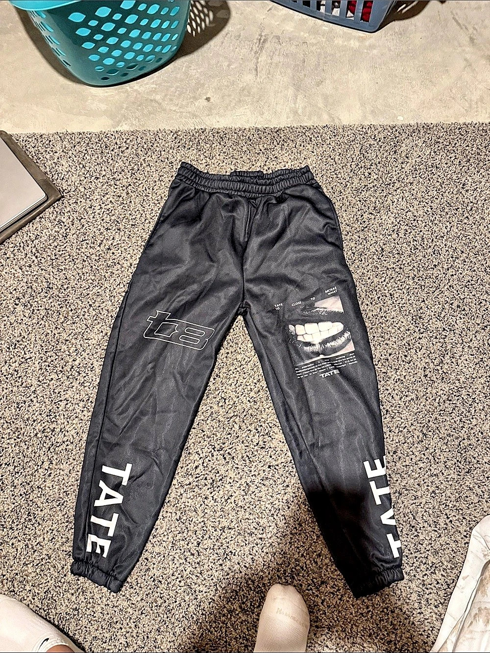 Tate McRae T8 Lips Sweatpants Black Joggers Medium